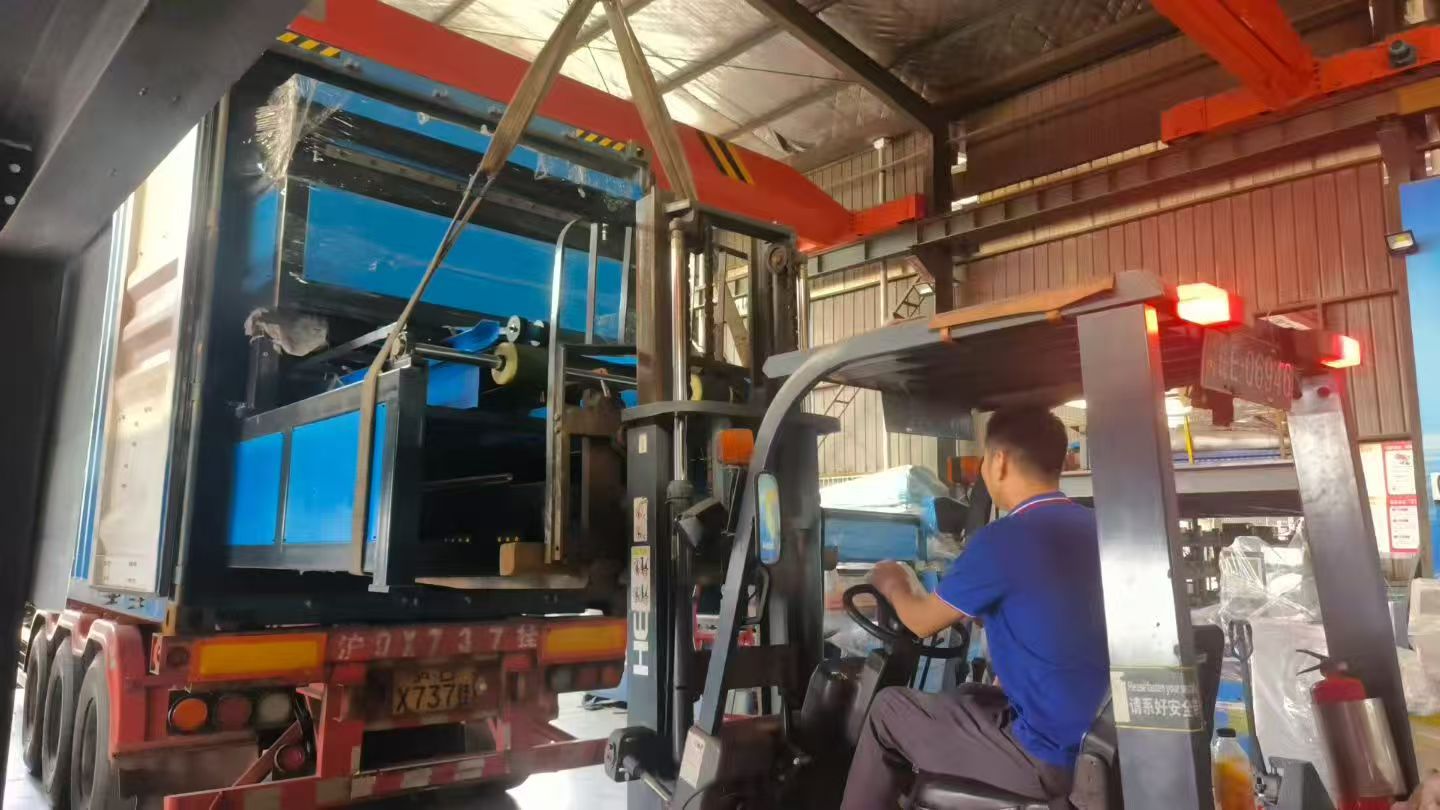 中東客戶(hù)訂購(gòu)風(fēng)管生產(chǎn)線5線U型生產(chǎn)線全套設(shè)備